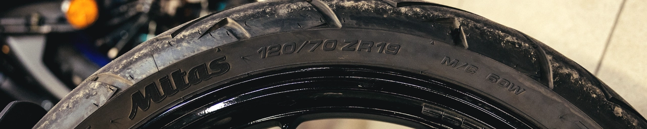 Tall og koder på mc-dekk